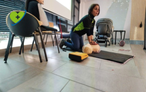 instructor de emergencias impartiendo curso de soporte vital inmediato svi sobre maniqui