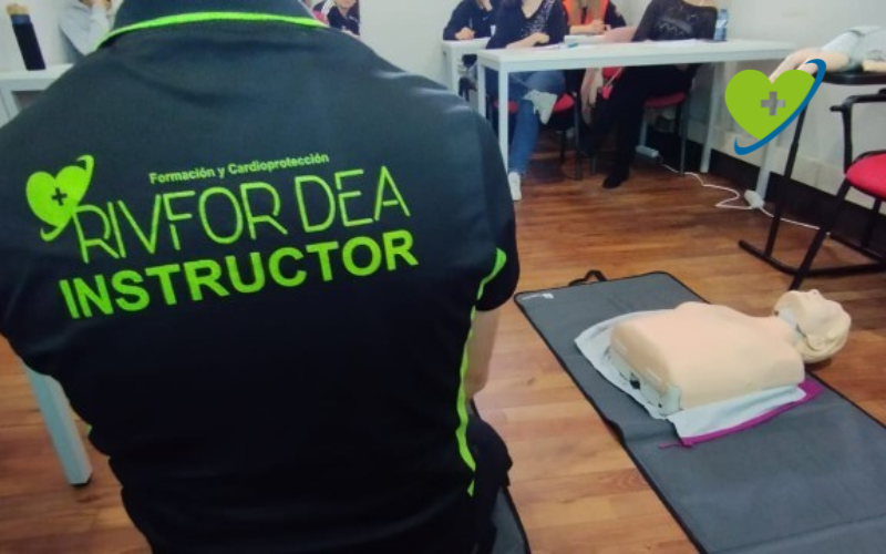 enfermera aplicando enfoque abcde en practica de soporte vital inmediato con desfibrilador